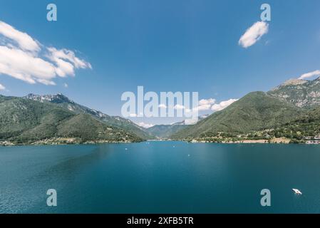 Lago di Ledro, Trentino, Italien, kristallklares Wasser, 655 m Höhe, 2,2 kmÂ² Fläche, 48 m Tiefe, Wassersport, Wandern, Radfahren, Strände: Pieve di Ledro, Mezzolago, pur, Molina di Ledro, UNESCO-Welterbe, prähistorische Pfahlbauten, Museo delle Palafitte, Mountainbiking, Trekking, Flora und Fauna, Valle di Ledro, Riva del Garda, Unterkünfte: Campingplätze, Hotels, Ferienwohnungen, alpine und mediterrane Küche, Polenta di Patate, lokale Fleischgerichte, Wanderprogramm, natürliche Schönheit, Berggipfel, Entspannung, kulturelle Erlebnisse. *** Lago di Ledro, Trentino, Italien, kristallklares Wasser, Stockfoto