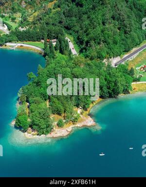 Lago di Ledro, Trentino, Italien, kristallklares Wasser, 655 m Höhe, 2,2 kmÂ² Fläche, 48 m Tiefe, Wassersport, Wandern, Radfahren, Strände: Pieve di Ledro, Mezzolago, pur, Molina di Ledro, UNESCO-Welterbe, prähistorische Pfahlbauten, Museo delle Palafitte, Mountainbiking, Trekking, Flora und Fauna, Valle di Ledro, Riva del Garda, Unterkünfte: Campingplätze, Hotels, Ferienwohnungen, alpine und mediterrane Küche, Polenta di Patate, lokale Fleischgerichte, Wanderprogramm, natürliche Schönheit, Berggipfel, Entspannung, kulturelle Erlebnisse. *** Lago di Ledro, Trentino, Italien, kristallklares Wasser, Stockfoto