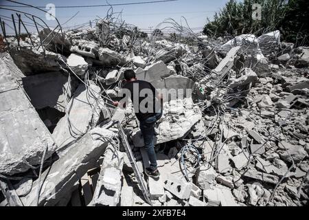 Ein palästinensischer Mann inspiziert ein palästinensisches Haus, das von der israelischen Armee unter dem Vorwand des Baus im Gebiet C, das nach den Osloer Abkommen klassifiziert ist, im Dorf Al-Auja in der Nähe von Jericho im Westjordanland. Zwischen Israel und der Palästinensischen Autonomiebehörde im Dorf Al-Auja in der Nähe der Stadt Jericho im Westjordanland wurde eine Einigung erzielt. Stockfoto