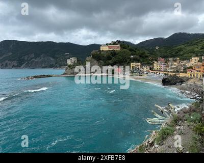 Ein malerischer Blick auf die Küste von Monterosso al Mare mit farbenfrohen Gebäuden in Cinque Terre, Italien Stockfoto