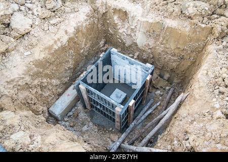 Betonpfahl im Schalungsrahmen für Hausbaufundament Stockfoto