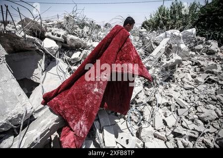 Jericho, Westjordanland, Palästina. Juli 2024. Ein palästinensischer Mann inspiziert ein palästinensisches Haus, das von der israelischen Armee unter dem Vorwand des Baus im Gebiet C, das nach den Osloer Abkommen klassifiziert ist, im Dorf Al-Auja in der Nähe von Jericho im Westjordanland. Zwischen Israel und der Palästinensischen Autonomiebehörde im Dorf Al-Auja in der Nähe der Stadt Jericho im Westjordanland wurde eine Einigung erzielt. (Credit Image: © Nasser Ishtayeh/SOPA Images via ZUMA Press Wire) NUR REDAKTIONELLE VERWENDUNG! Nicht für kommerzielle ZWECKE! Stockfoto