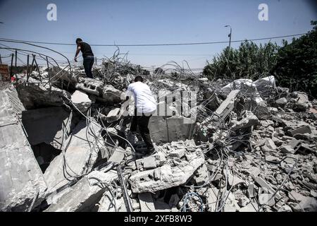 Jericho, Westjordanland, Palästina. Juli 2024. Palästinenser inspizieren ein palästinensisches Haus, das von der israelischen Armee unter dem Vorwand des Bauens im Gebiet C, das nach den Oslo-Abkommen klassifiziert ist, im Dorf Al-Auja nahe Jericho im Westjordanland. Zwischen Israel und der Palästinensischen Autonomiebehörde im Dorf Al-Auja in der Nähe der Stadt Jericho im Westjordanland wurde eine Einigung erzielt. (Credit Image: © Nasser Ishtayeh/SOPA Images via ZUMA Press Wire) NUR REDAKTIONELLE VERWENDUNG! Nicht für kommerzielle ZWECKE! Stockfoto