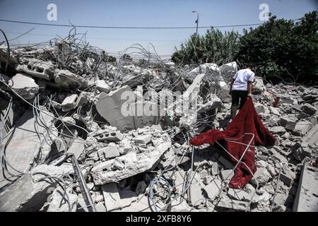 Jericho, Palästina. Juli 2024. Ein palästinensischer Mann inspiziert ein palästinensisches Haus, das von der israelischen Armee unter dem Vorwand des Baus im Gebiet C, das nach den Osloer Abkommen klassifiziert ist, im Dorf Al-Auja in der Nähe von Jericho im Westjordanland. Zwischen Israel und der Palästinensischen Autonomiebehörde im Dorf Al-Auja in der Nähe der Stadt Jericho im Westjordanland wurde eine Einigung erzielt. (Foto: Nasser Ishtayeh/SOPA Images/SIPA USA) Credit: SIPA USA/Alamy Live News Stockfoto