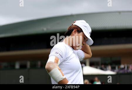 London, Großbritannien. Juli 2024. Bai Zhuoxuan reagiert auf das erste Rundenspiel der Frauen zwischen Bai Zhuoxuan aus China und Harriet Dart aus Großbritannien bei der Wimbledon Tennis Championship in London am 2. Juli 2024. Quelle: Li Ying/Xinhua/Alamy Live News Stockfoto