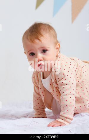 Porträt eines fröhlichen einjährigen Mädchens im Studio auf grauem Hintergrund Stockfoto