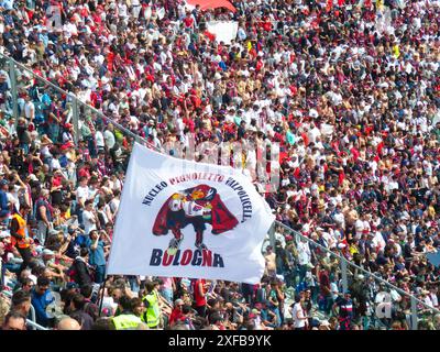 Italien, Bologna - Fans des Fußballvereins Bologna jubeln in ihrem Renato Dall'Ara Stadion an. Stockfoto