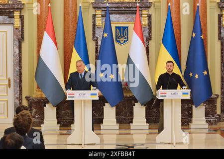 Kiew, Ukraine. Juli 2024. Der ungarische Premierminister Viktor Orban (L) und der ukrainische Präsident Wolodymyr Zelenskyi (R) wurden während der Pressekonferenz gesehen. Viktor Orbán besuchte die Ukraine zum ersten Mal seit Beginn der russischen Invasion. Quelle: SOPA Images Limited/Alamy Live News Stockfoto