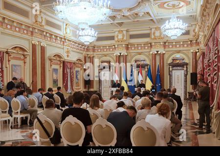 Ungarischer Premierminister Viktor Orban (L) und ukrainischer Präsident Wolodymyr Zelenskyi (R) während einer Pressekonferenz am 2. Juli 2024 in Kiew, Ukraine. Orban besuchte die Ukraine zum ersten Mal seit Beginn der russischen Invasion Credit: SOPA Images Limited/Alamy Live News Stockfoto