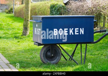 Kostenlose niederländische Mini-Bibliothek in der Nachbarschaft, in der Sie Bücher mit Text-Boeken-Kist ausleihen und liefern können. Dies bedeutet Buchbox auf englisch. Stockfoto