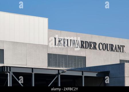 Das Leeuwarder Courant Logo auf dem Gebäude. Die LC ist die größte regionale Tageszeitung in Friesland (Niederlande) Stockfoto