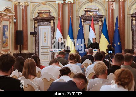 Kiew, Ukraine. Juli 2024. Der ungarische Premierminister Viktor Orban (L) und der ukrainische Präsident Wolodymyr Zelenskyi (R) wurden während der Pressekonferenz gesehen. Viktor Orbán besuchte die Ukraine zum ersten Mal seit Beginn der russischen Invasion. (Foto: Aleksandr Gusev/SOPA Images/SIPA USA) Credit: SIPA USA/Alamy Live News Stockfoto