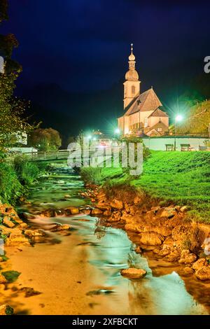 Kirche St. Sebastian in Ramsau bei Nacht, Ramsauer Ache, Herbst, idyllisches Dorf, Berchtesgadener Land, Bayern, Deutschland Stockfoto