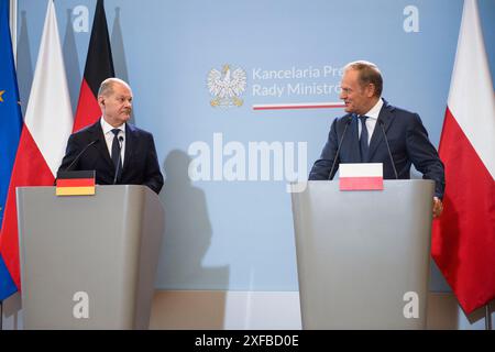 Bundeskanzler Olaf Scholz (L) und Ministerpräsident Donald Tusk (R) sprechen auf einer Pressekonferenz in Warschau. Unter dem Vorsitz von Premierminister Donald Tusk und Bundeskanzler Olaf Scholz fanden im Bundeskanzleramt des Premierministers in Warschau polnisch-deutsche Regierungskonsultationen statt. Premierminister Tusk und Bundeskanzler Scholz sprachen gemeinsam mit ihren Ministern über die Sicherheit der Nordatlantischen Vertragsorganisationen (NATO) im Zusammenhang mit dem Krieg in der Ukraine, die Bedrohungen durch illegale Migration sowie die wirtschaftliche Zusammenarbeit zwischen ihnen Stockfoto