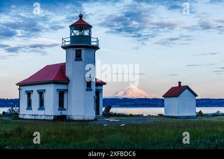 Der historische Leuchtturm auf Maury Island schützt den Seeverkehr im Puget Sound, Washington. Stockfoto