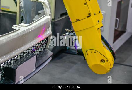 3D-Scanner am Roboterarm messen die Genauigkeit von Automobilteilen. In Industrieanlagen Stockfoto