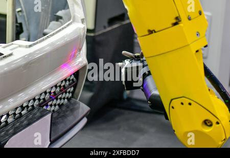 3D-Scanner am Roboterarm messen die Genauigkeit von Automobilteilen. In Industrieanlagen Stockfoto