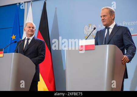 Bundeskanzler Olaf Scholz (L) und Ministerpräsident Donald Tusk (R) sprechen auf einer Pressekonferenz in Warschau. Unter dem Vorsitz von Premierminister Donald Tusk und Bundeskanzler Olaf Scholz fanden im Bundeskanzleramt des Premierministers in Warschau polnisch-deutsche Regierungskonsultationen statt. Premierminister Tusk und Bundeskanzler Scholz sprachen gemeinsam mit ihren Ministern über die Sicherheit der Nordatlantischen Vertragsorganisationen (NATO) im Zusammenhang mit dem Krieg in der Ukraine, die Bedrohungen durch illegale Migration sowie die wirtschaftliche Zusammenarbeit zwischen ihnen Stockfoto