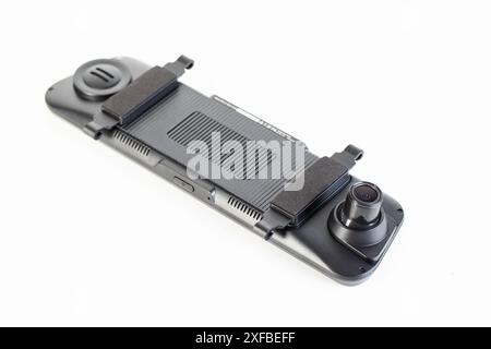 Autospiegel mit Rückfahrkamera und Videorecorder auf weißem Hintergrund, isolieren. Stockfoto