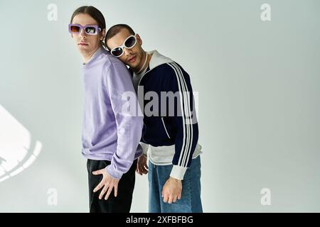 Zwei stylische Männer, die zusammen mit einer Sonnenbrille stehen. Stockfoto