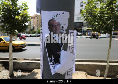 Teheran, Iran. Juli 2024. Fahrzeuge fahren vor der zweiten Wahlrunde bei den Präsidentschaftswahlen an einem Wahlplakat für den iranischen Präsidentschaftskandidaten Masoud Pezeshkian in der Innenstadt von Teheran vorbei. Die zweite Runde der Präsidentschaftswahlen im Iran findet am 5. Juli 2024 statt. Der Reformkandidat Masoud Pezeshkian wird in einer Stichprobe mit dem ultrakonservativen Saeed Jalili konfrontiert sein. (Kreditbild: © Rouzbeh Fouladi/ZUMA Press Wire) NUR REDAKTIONELLE VERWENDUNG! Nicht für kommerzielle ZWECKE! Stockfoto