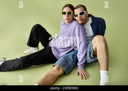 Zwei Männer sitzen friedlich auf dem Boden und genießen einen ruhigen Moment zusammen. Stockfoto