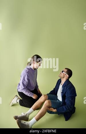 Ein Mann sitzt neben einem anderen Mann und bildet eine enge und intime Verbindung während der Zeit, die er zusammen verbringt. Stockfoto