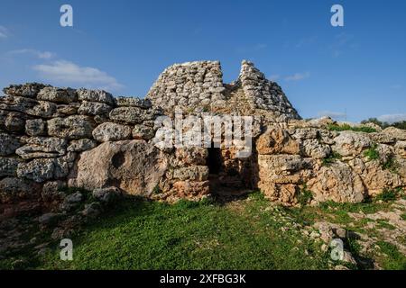 Cornia Nou, kegelförmiger Talayot und angeschlossenes Gebäude, Mao, Menorca, Balearen, Spanien Stockfoto