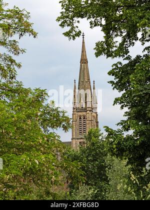 Blick auf die lutherische Kirche umgeben von Bäumen in Dortmund Hörde, Deutschland Stockfoto