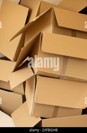 Viele Pakete stehen in einem Lager, Online-Shopping, Transportindustrie, Verpackung, Spedition Stockfoto