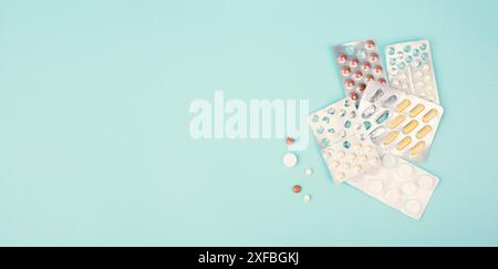 Pillen mit Medizin, sucht zu Nahrungsergänzungsmitteln und Überdosis, Medikamentenverordnung, Apotheke Tabletten, Gesundheit und Behandlung Stockfoto