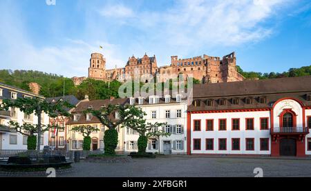 Heidelberg, mittelalterliches Schloss, roter Sandsteinturm erhebt sich majestätisch über Neckar und Tal Stockfoto