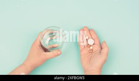 Pillen mit Medizin, sucht zu Nahrungsergänzungsmitteln und Überdosis, Medikamentenverordnung, Apotheke Tabletten, Gesundheit und Behandlung Stockfoto