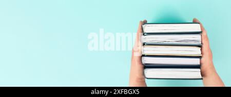 Hände, die einen Stapel Bücher halten, lesen und neue Fähigkeiten lernen, Wissen ist Macht, Bildungskonzept, Student, zurück zur Schule Stockfoto