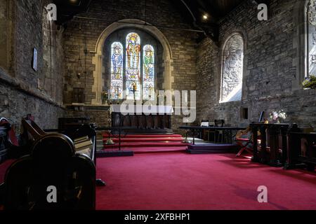 Parish Church of Saint Thomas the Martyr - Overmonnow - St Thomas Square, Monmouth, South Wales, Wales, Großbritannien - Innenansicht des Chors und Altars Stockfoto