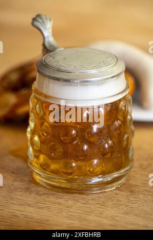 Bayerische Kalbswürste auf Holz Stockfoto