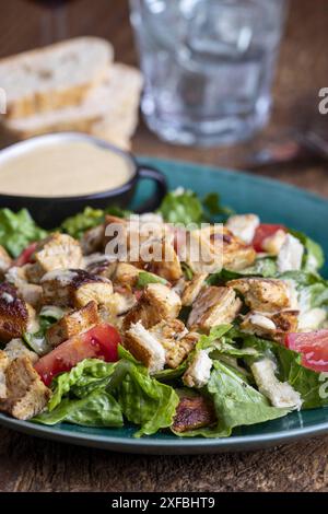 Caesar Salat auf grünem Teller Stockfoto