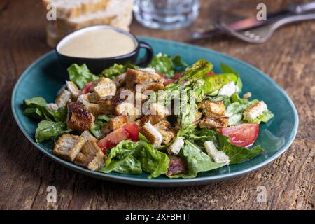 Caesar Salat auf grünem Teller Stockfoto