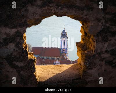 Berühmte blau-weiße Kirche Duernstein, Wachau, unesco, Weltkulturerbe, niederösterreich, österreich Stockfoto