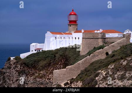 Leuchtturm Farol do Cabo de Sao Vicente, Kap St. Vincent, Sagres, Steilküste, Atlantik, Algarve, Portugal Stockfoto