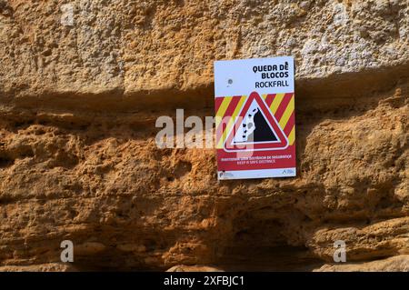 Steinschlag, Warnschild, Gefahr von herabfallenden Felsen, instabile Klippe, Strand, Praia da Dona Ana, Lagos, Steilküste, Atlantik, Algarve, Portugal Stockfoto