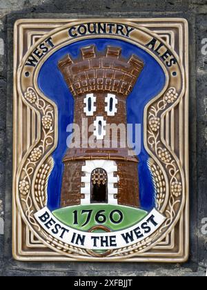 Plaque Werbung West Country Ales 1760 - Best in the West, Keramikplakette an der Wand des Robin Hood Pub, Monmouth, Monmouthshire, Wales, Großbritannien Stockfoto