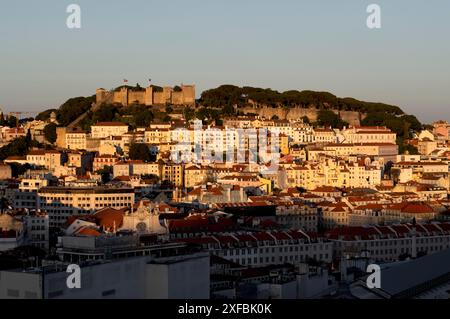 Blick vom Aussichtspunkt Miradouro de Sao Pedro de Alcantara nach Castelo de Sao Jorge, Stadtblick, Lissabon, Abendstimmung, Dämmerung, Portugal Stockfoto