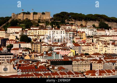 Blick vom Aussichtspunkt Miradouro de Sao Pedro de Alcantara nach Castelo de Sao Jorge, Stadtblick, Lissabon, Portugal Stockfoto