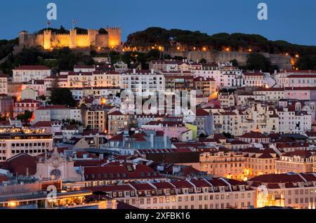 Blick vom Aussichtspunkt Miradouro de Sao Pedro de Alcantara nach Castelo de Sao Jorge, Stadtblick, Lissabon, Abendstimmung, Dämmerung, Blue Hour, Portugal Stockfoto