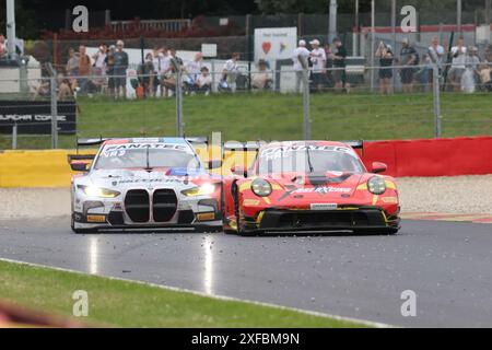 Aliaksandr MALYKHIN (GBR) / Klaus BACHLER (AUT) / Joel STURM (DEU), #911, Porsche 911 GT3 R (992), Team: Pure Racing (LTU), vor #32 Sheldon VAN DER LINDE (ZAF) / Dries VANTHOOR (BEL) / Charles WEERTS (BEL), #32, BMW M4 GT3, Team: WRT (BEL), Motorsport, Motorsport, CrowdStrike 24H of Spa, Belgien, Spa-Francorchamps, 29.06.2024 Foto: Eibner-Pressefoto/Jürgen Augst Stockfoto