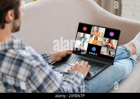 Mann, Der An Einem Online-Meeting Mit Freunden Von Zu Hause Teilnimmt Stockfoto