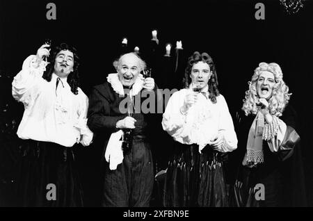 l-r: PIP Donaghy (Herr Medley), Joe Melia (Old Bellair), Mark Sproston (Young Bellair), Simon Russell Beale (Sir Fopling Flutter) in THE MAN OF MODE von George Etherege bei der Royal Shakespeare Company (RSC), The Pit, Barbican Centre, London EC2 13/04/1989 Musik: Ilona Sekacz Design: Di Seymour Beleuchtung: Geraint Pughe Regisseur: Garry Hynes Stockfoto