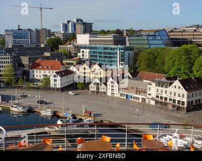 Stadtszene mit modernen und traditionellen Gebäuden, Hafen mit Booten, Kran am Himmel, stavanger, norwegen Stockfoto