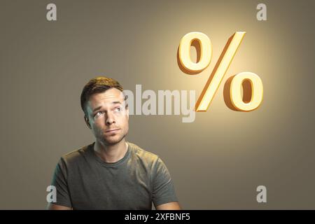 Konzept eines Mannes, der ein Prozentzeichen betrachtet Stockfoto
